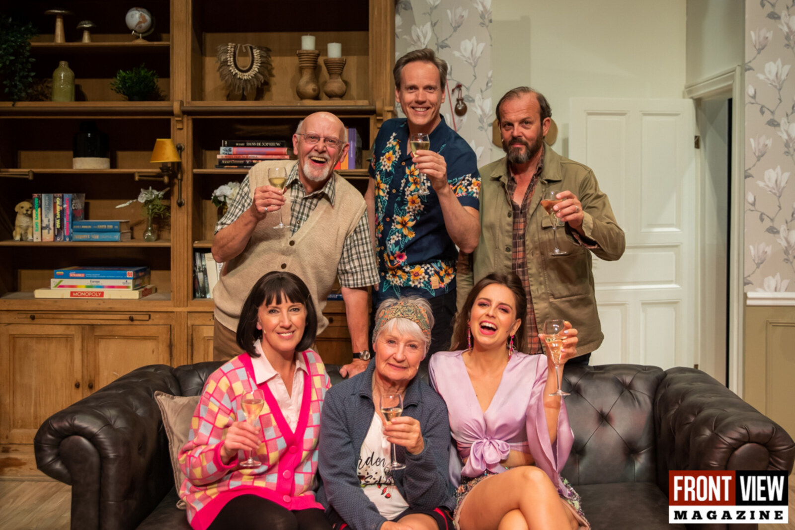 Vakantiekomedie Oost West Thuis Best in première in het Fakkeltheater. 