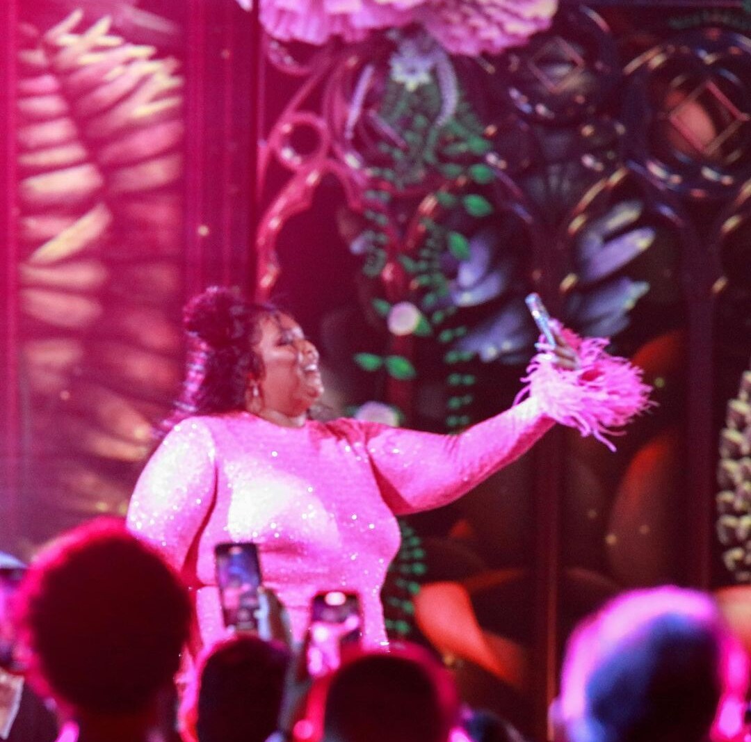 Lizzo viert album release met  verschillende optredens en eigen metaverse