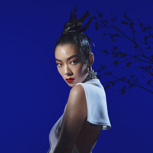 Rina Sawayama kondigt album Hold The Girl aan en brengt gelijknamige single uit