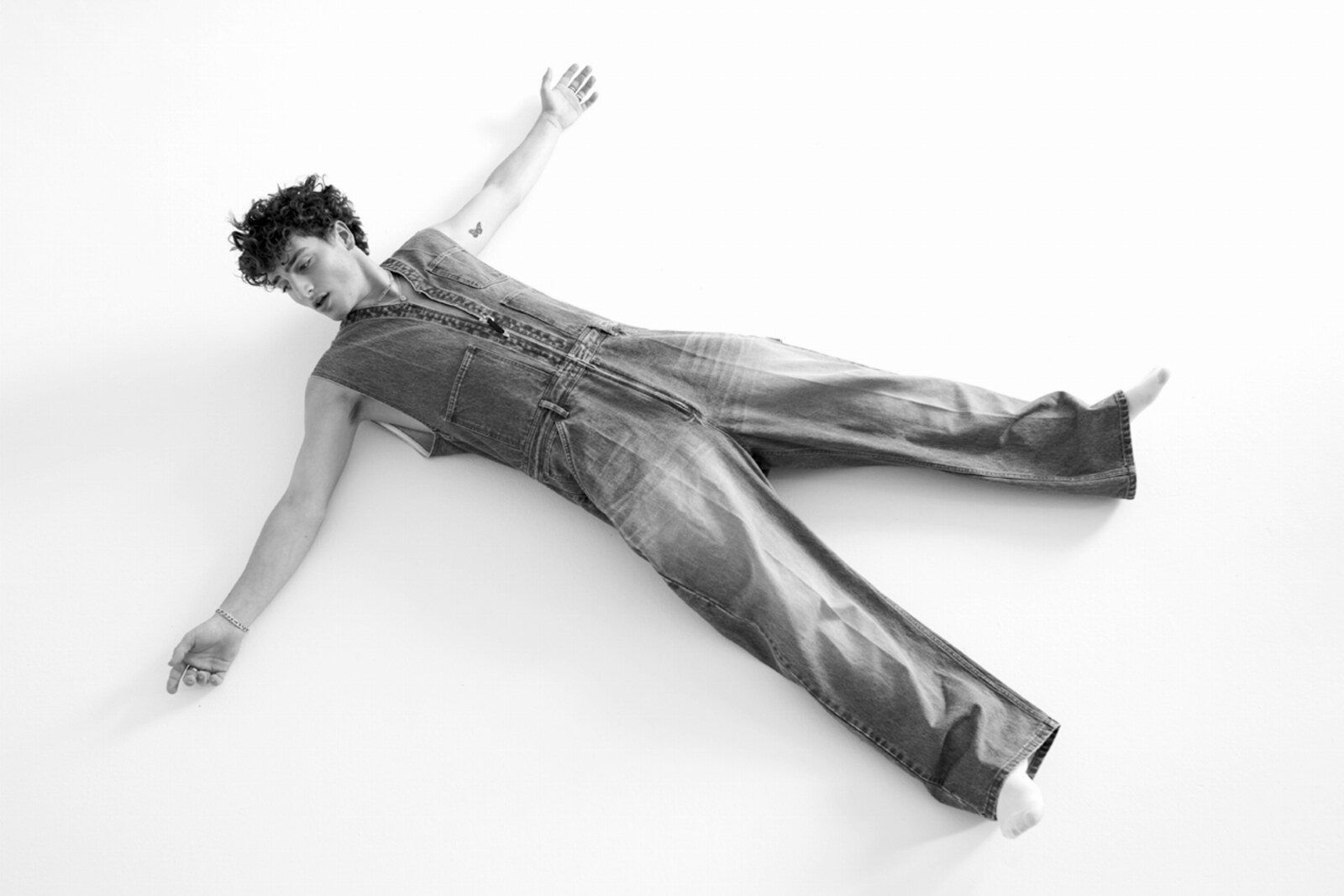 Benson Boone deelt openhartige debuut EP Walk Me Home...