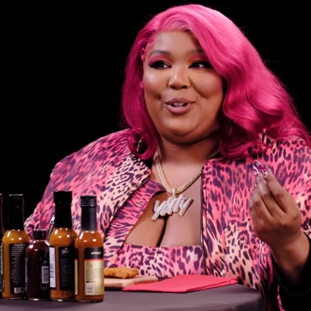 Lizzo gaat Hot Ones- uitdaging aan