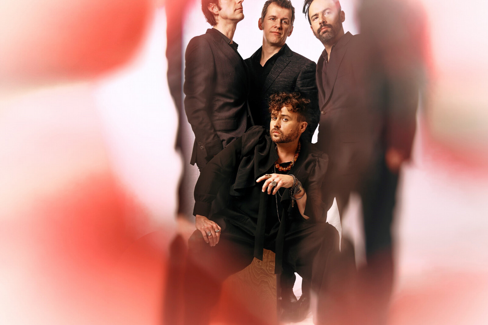 Dez Mona op release tournee met 'Loose Ends'