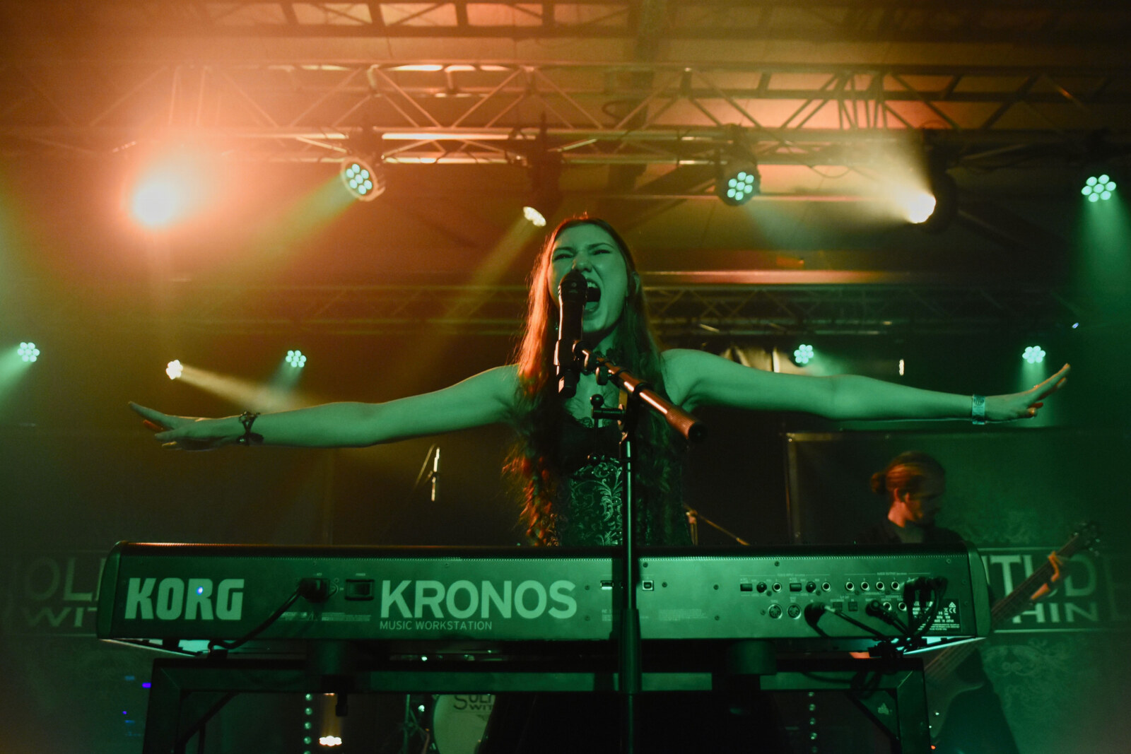Solitude Within drukt eigen muzikale stempel met releaseshow van album ‘When Kingdoms fall’