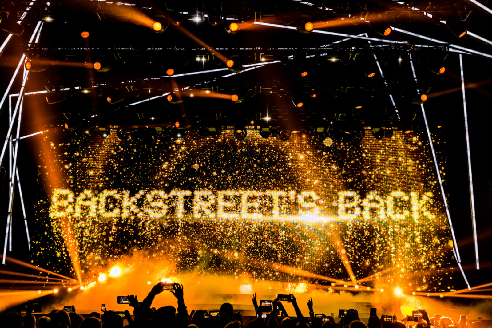 Backstreet Boys zetten uitverkocht Sportpaleis in lichterlaaie