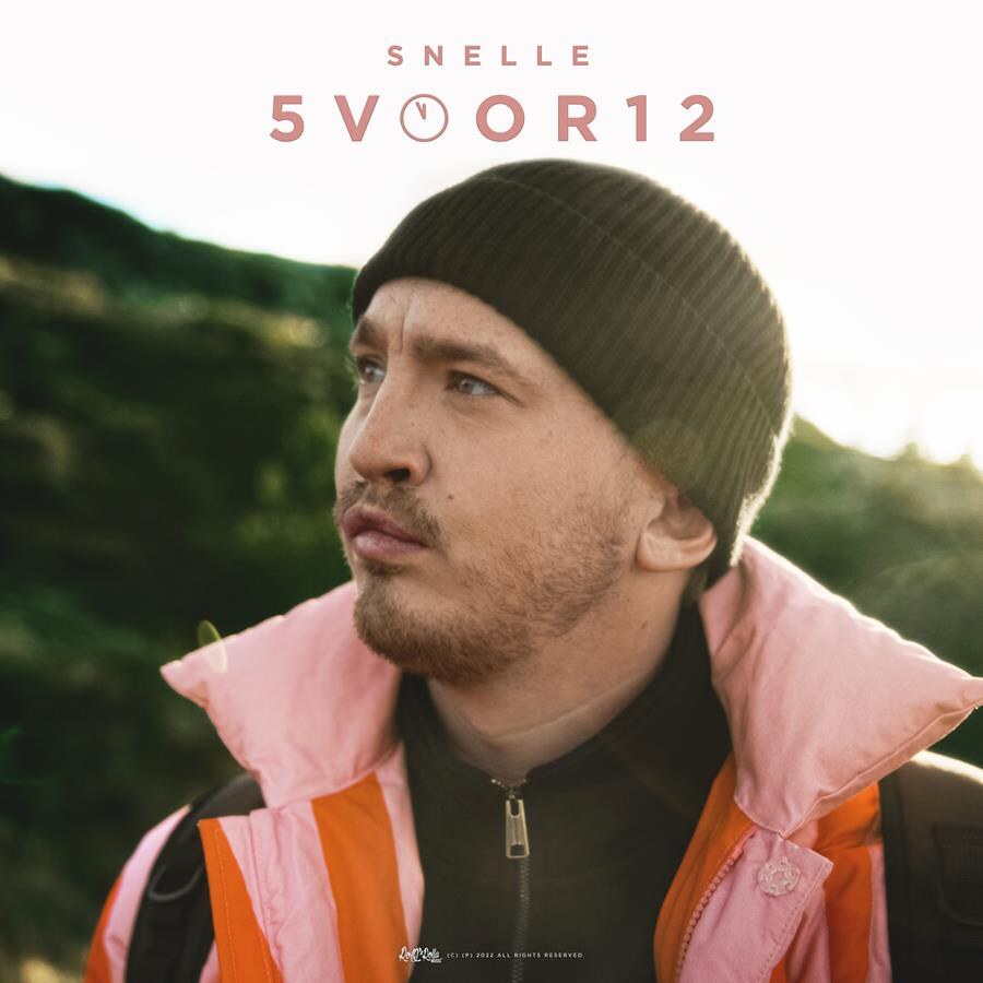 Snelle is in nieuwe single ‘5 voor 12’ nét op tijd!