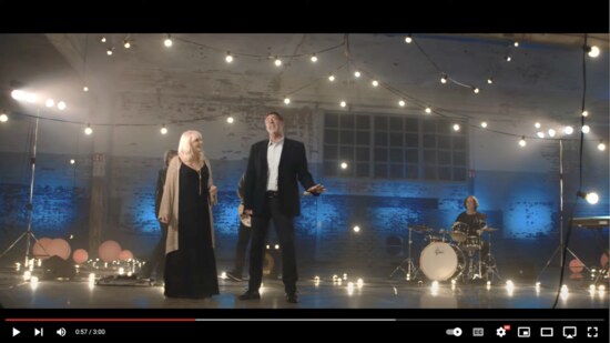 Om al helemaal in de kerstsfeer te komen: Mieke & Bandit - Liefde geeft licht