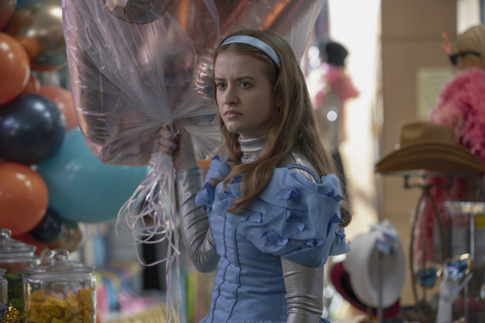Nieuwe trailer en foto's voor de Britse originele komedieserie "Extraordinary"
