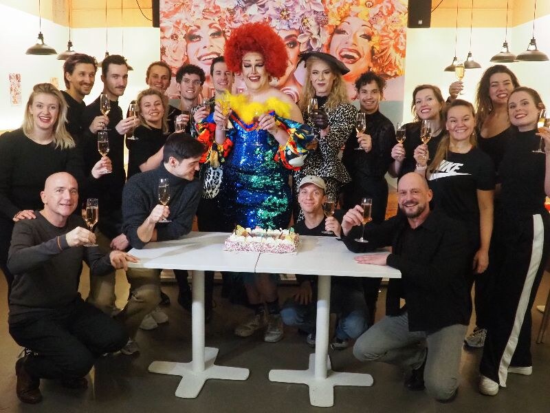 InTeam maakt van de eerste repetitie van cultmusical Priscilla, Queen of the desert meteen een feestelijke dag met een glitterrandje.