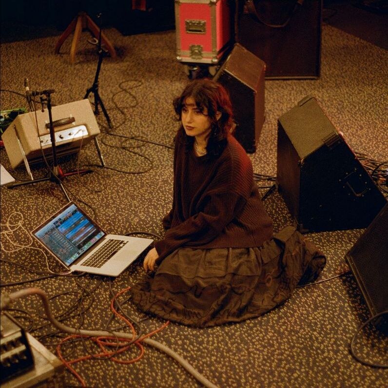 Naaz kondigt de komst aan van haar debuutalbum Never Have I Ever