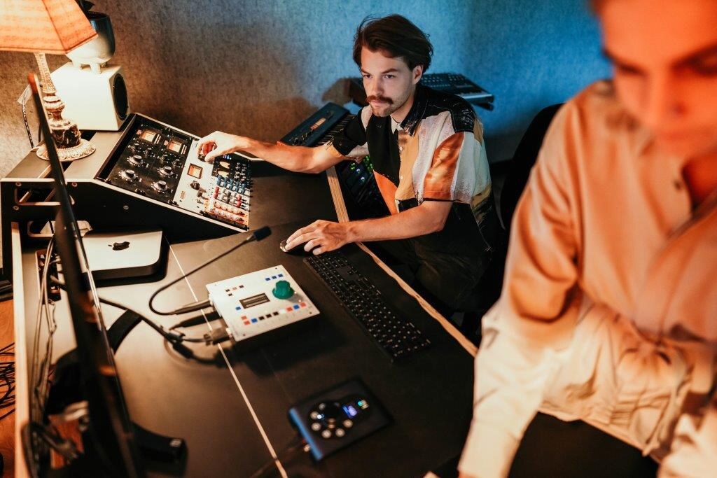 Toetseniste van Harry Styles komt muziek schrijven en maken in Durbuy 