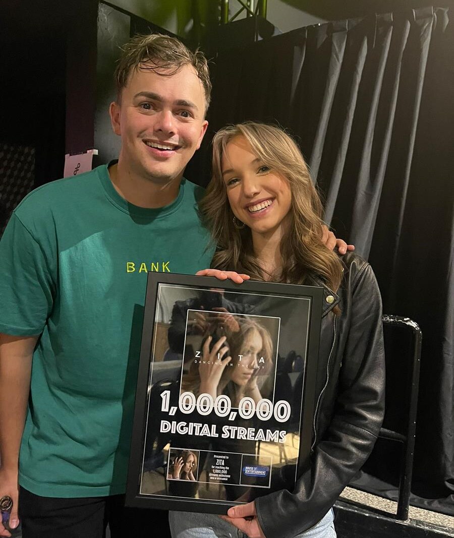 Nieuwe mijlpaal voor 16-jarige ZITA (‘The Voice Kids’): “Plots gaf FLEMMING mij een award voor 1 miljoen streams!”