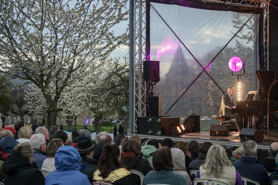 Jef Neve speelde een uitverkocht Dauwconcert tussen de Bilzerse Bloesems