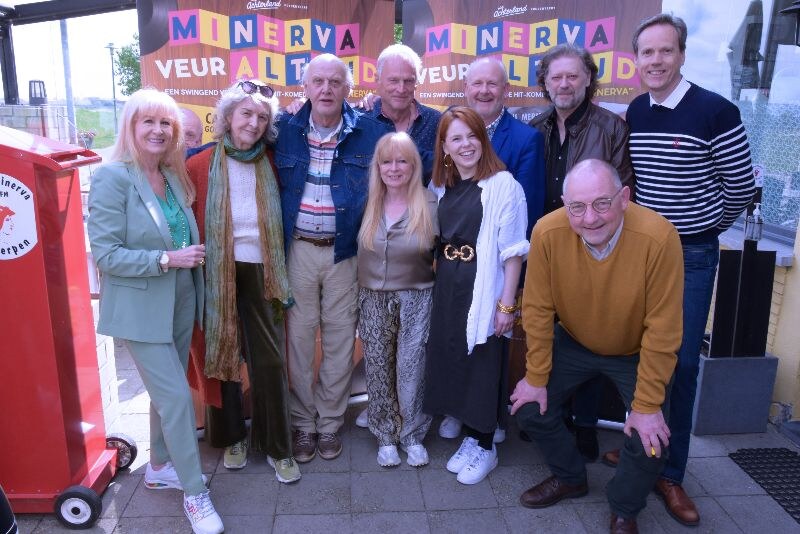 Cast van zomerkomedie Minerva Veur Altijd leert de kneepjes van het vak bij Radio Minerva.