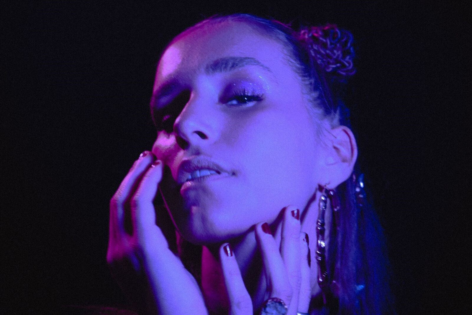 London artist Nat Slater questions love on hazy garage-pop offering “Romanticize”