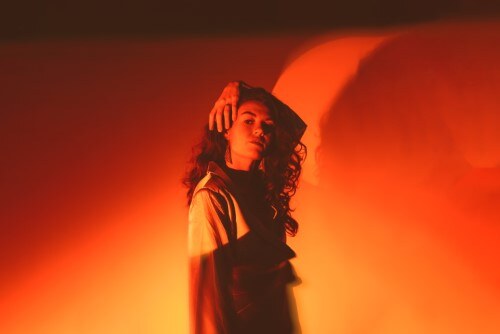 Amsterdamse singer-songwriter Leah Rye brengt single Om My God uit