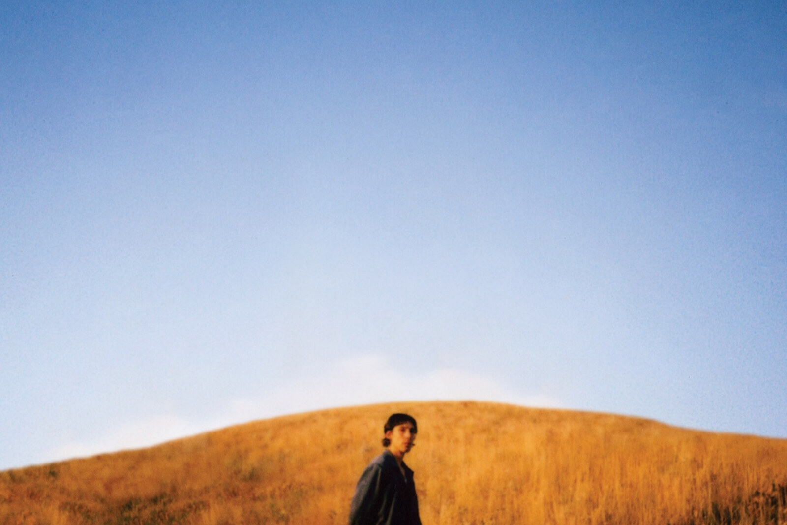 Los Angeles-based singer Sam Burton has just published his album ‘Dear Departed’ 