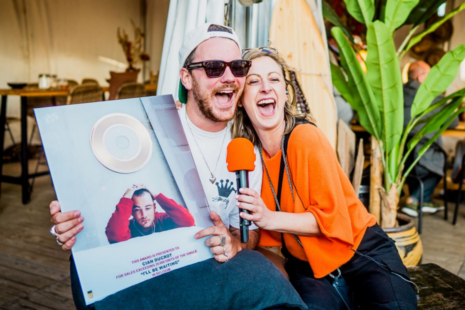 Cian Ducrot ontvangt gouden award voor ‘I’ll Be Waiting’