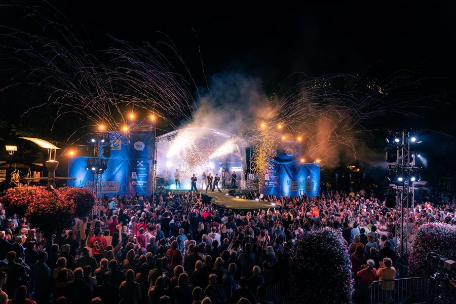 Kato (The Starlings) viert 32ste verjaardag met bloemen en luid applaus op Vlaanderen Muziekland Maaseik