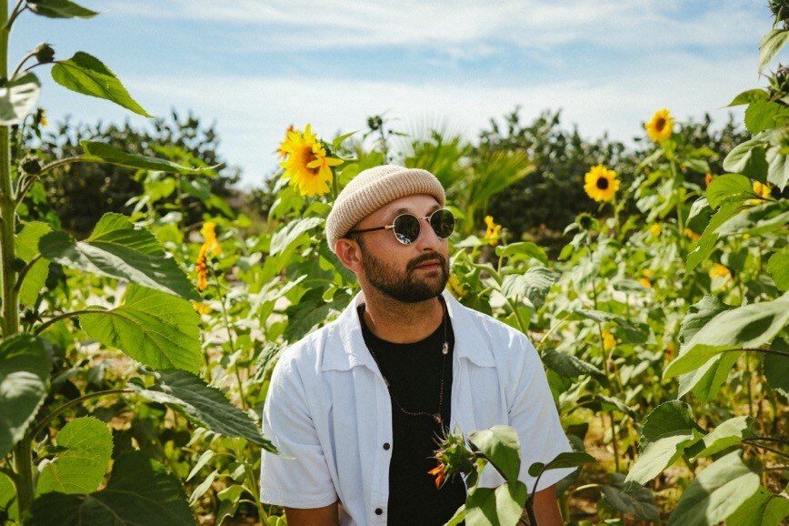 Vancouver’s David Morin teases new album with vibrant neo-soul of “Flashing Lights”