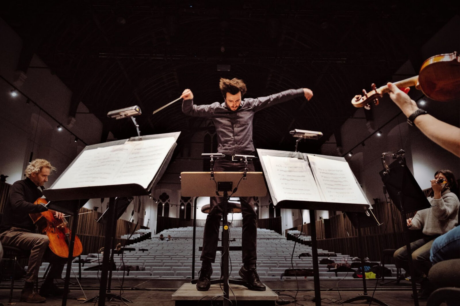 28-jarige West-Vlaamse dirigent Martijn Dendievel opent het nieuwe concertseizoen