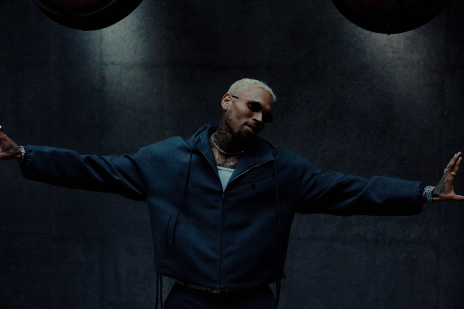Chris Brown feat. Davido & Lojay releases "Sensational"