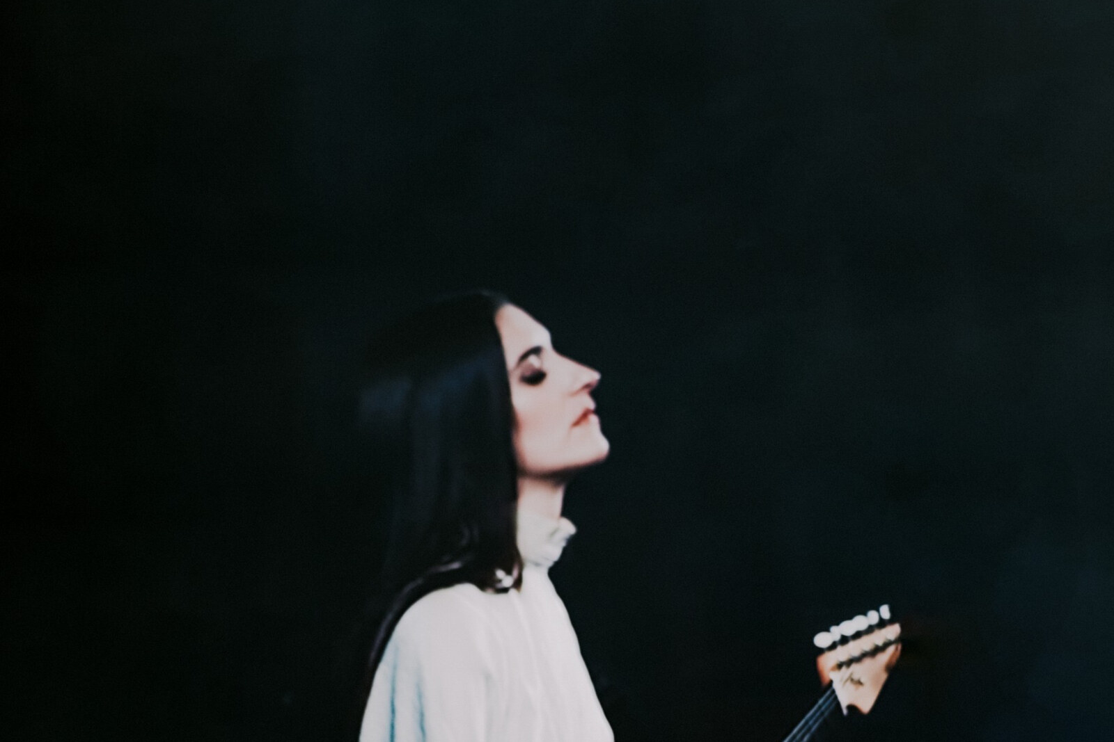 Eefje De Visser kondigt live-versie van album "Bitterzoet" aan