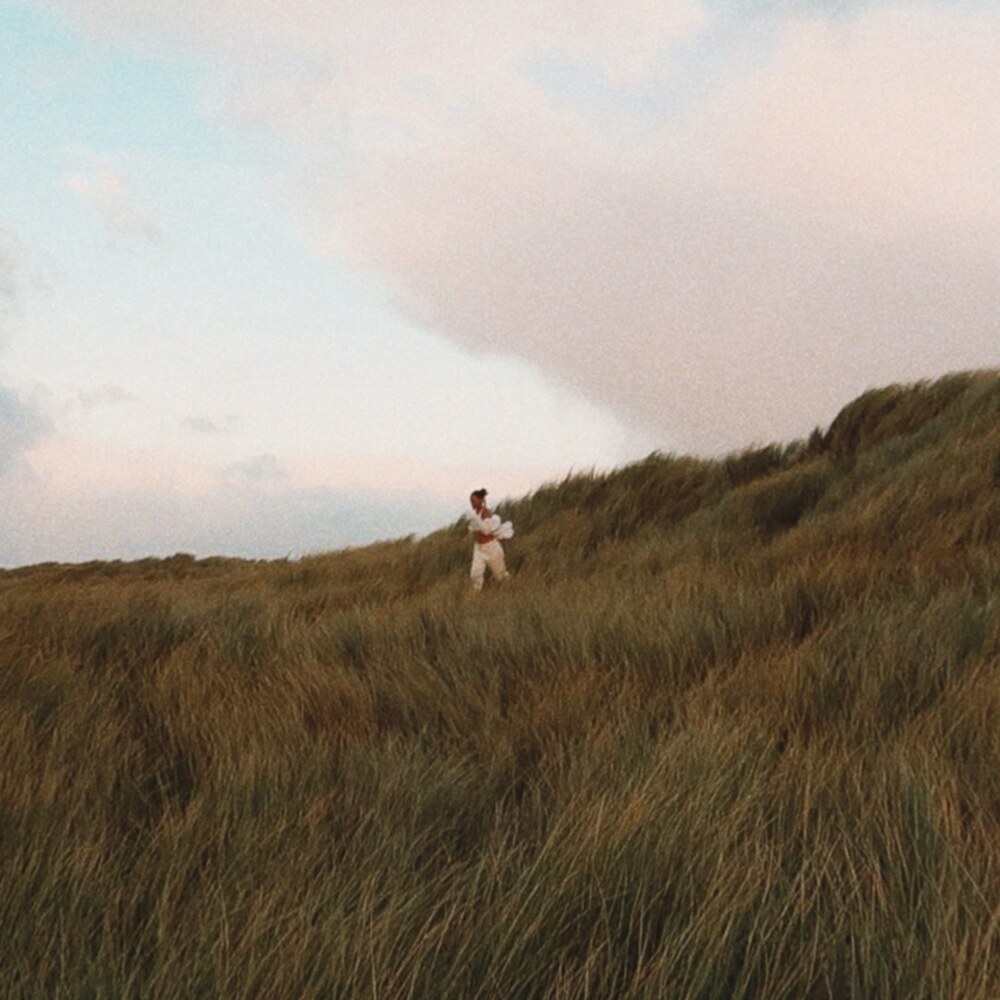 MAVEE blikt terug op de liefde op haar nieuwe single "I Wish"