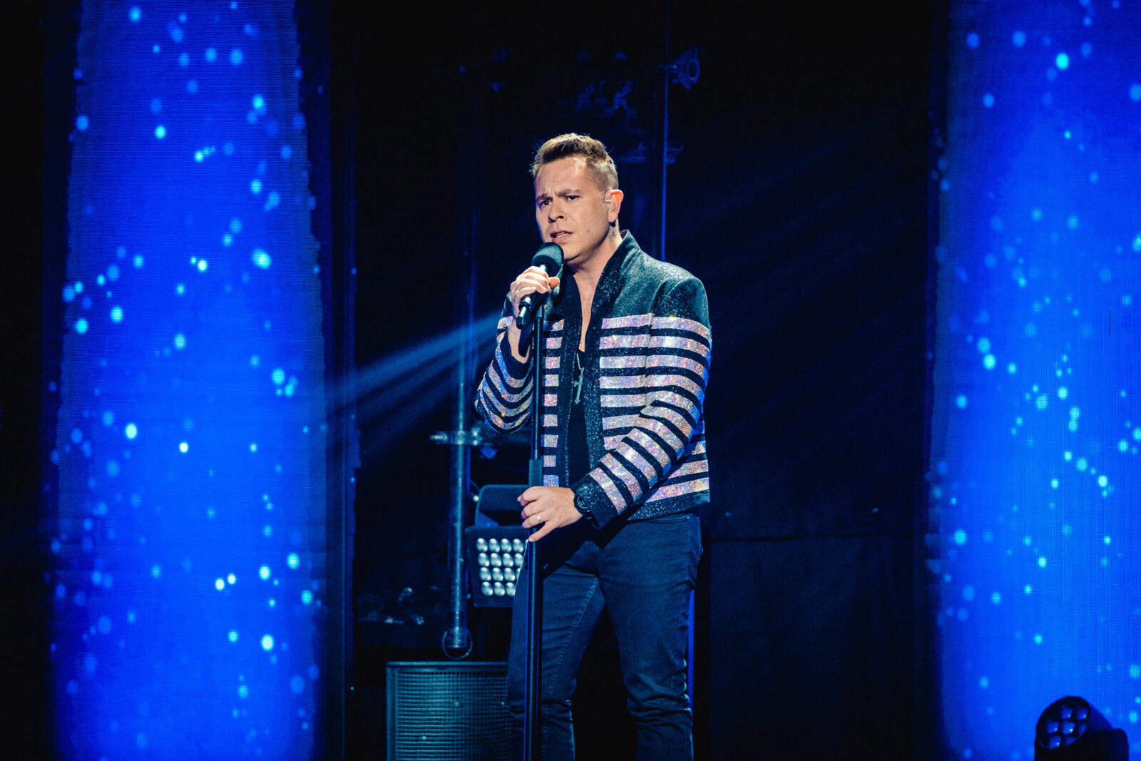 Zingend gemeenteraadslid ruimt het stadhuis in voor het Starstruck-podium