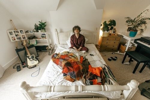 Bill Ryder-Jones shares new song “I Hold Something In My Hand”