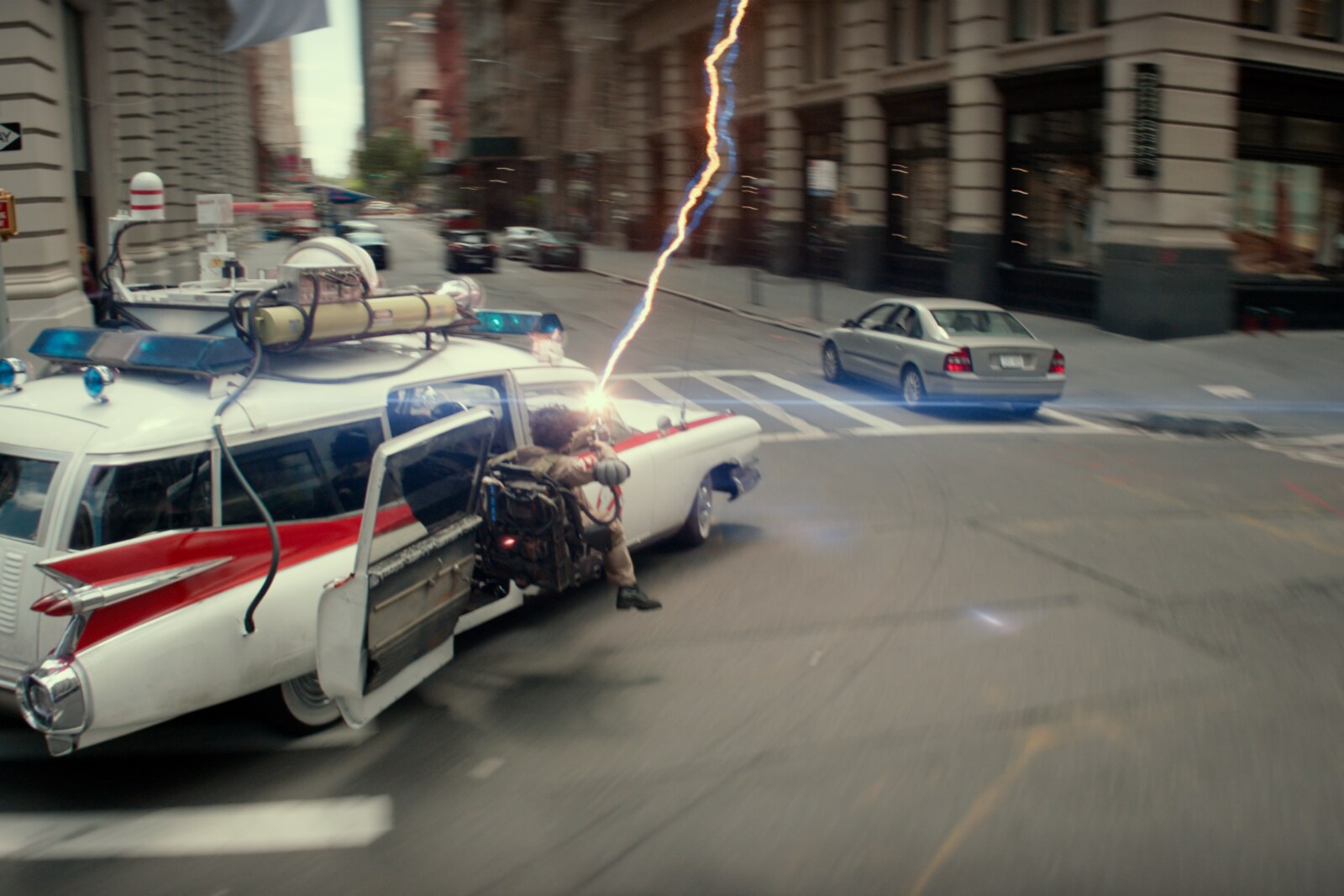 GHOSBUSTERS: FROZEN EMPIRE - De Ecto-1 en de "Sewer Dragon" in een wilde achtervolging in deze exclusieve clip!