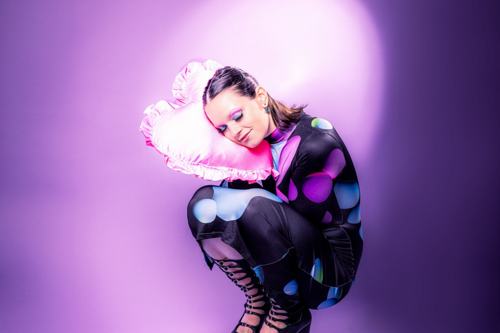 Ella Galvin Shares New Single "Do Not Disturb"