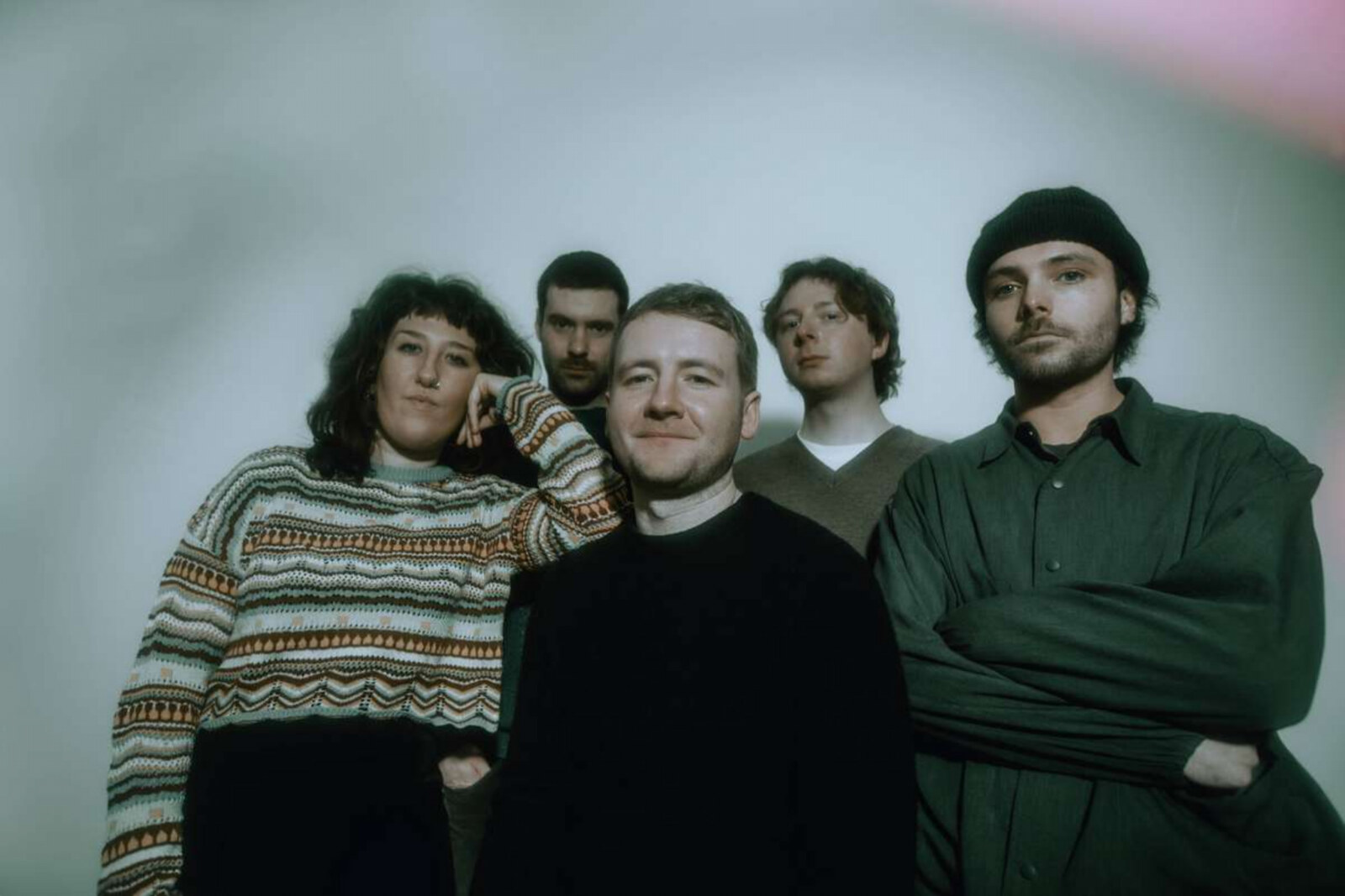 Mewn bring bruised beauty, chaos and calm with 'Fake Retreat'