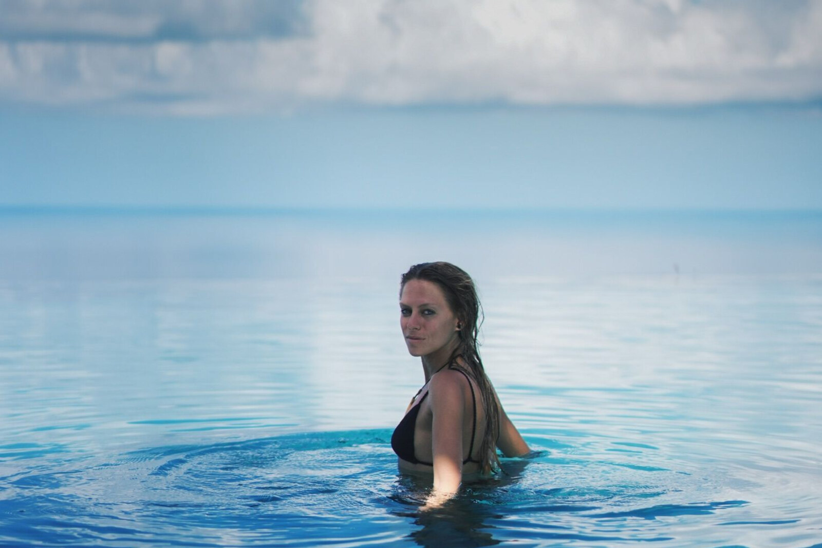 Nora En Pure Encapsulates Poolside Bliss with 'Infinite Memories'