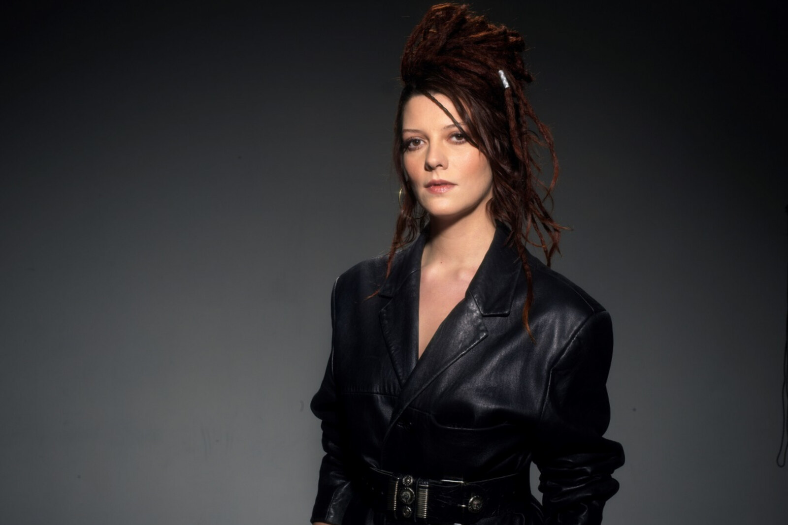 Vrijdag 31 mei komt het nieuwe nummer ‘’Holding your Crown’’ van Camilla Blue uit.   