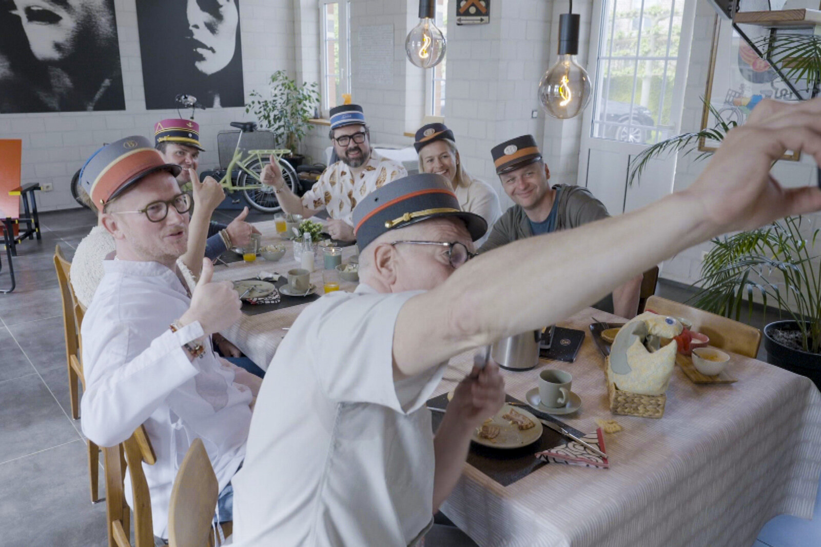 Koken uit een beerput, slapen in oude treinwagons en ‘fire dining’: de strijd barst los in de eerste week van Met Vier in Bed