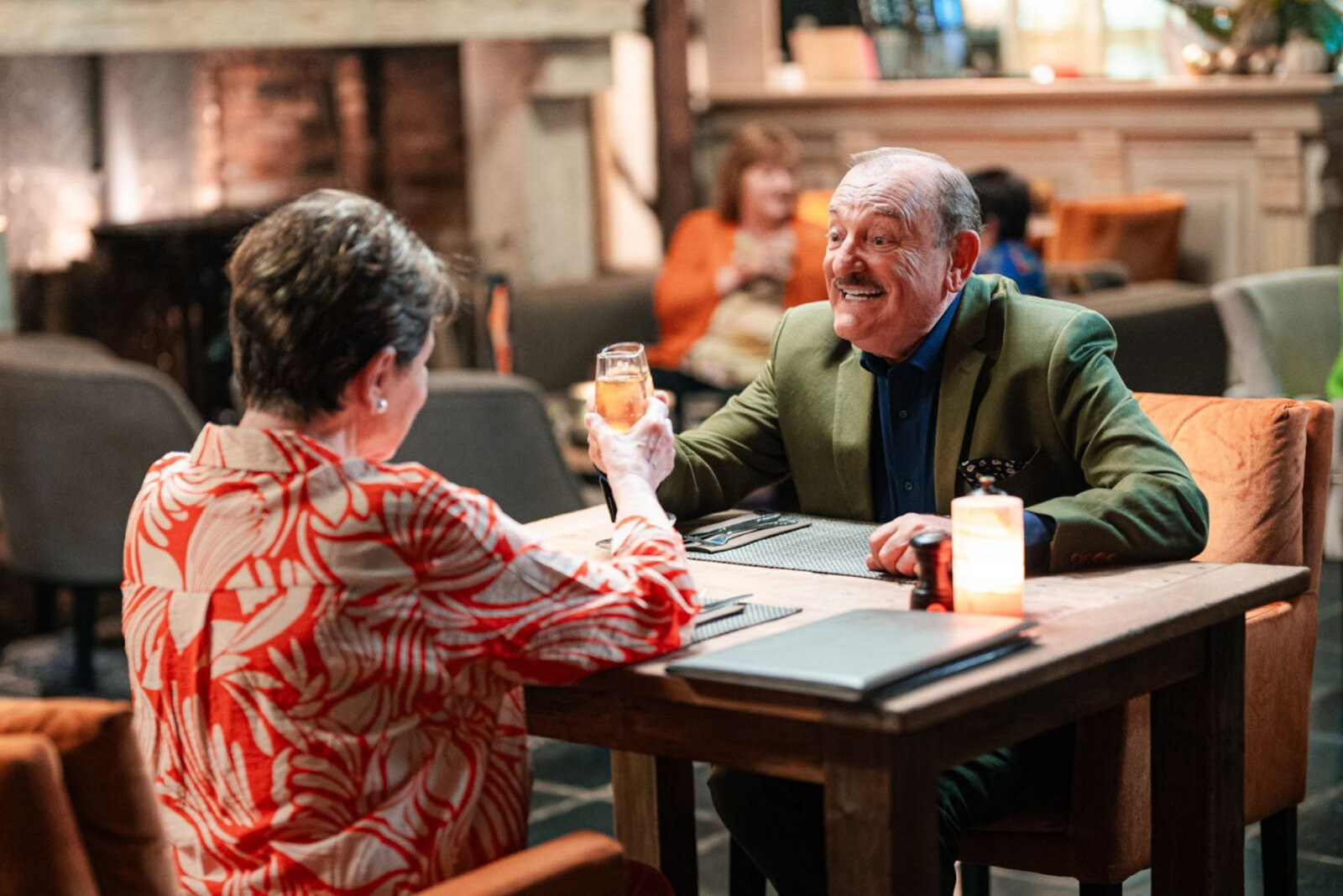 Hugo Sigal gaat opnieuw acteren en wordt herenigd met Janine Bischops op de set van Familie