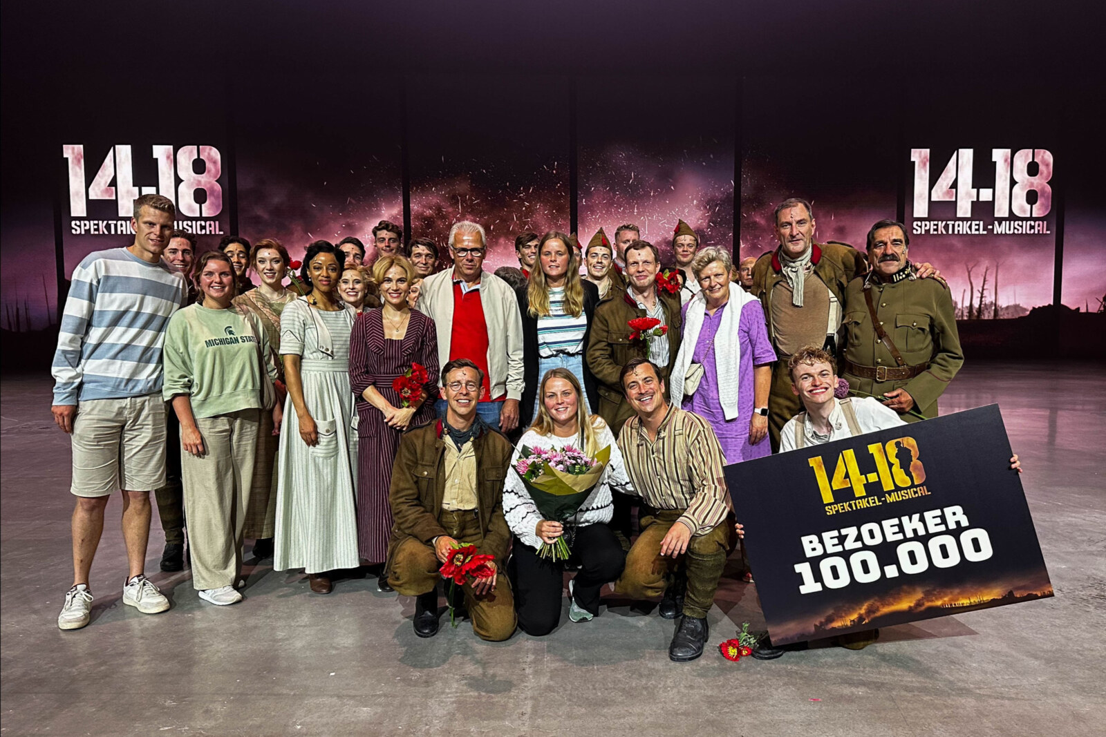 100.000ste bezoeker in de bloemen gezet bij spektakel-musical 14-18