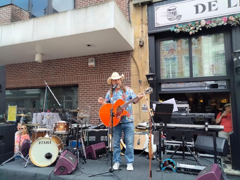 Leuvense comedian Johnny Trash viert 15 jaar op de planken met bijzonder verjaardagsconcert