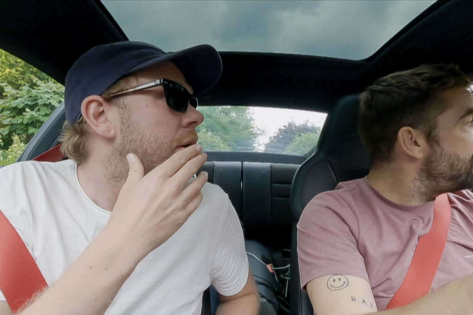 Geheime boodschappen en snelle auto's in de tweede aflevering van Celebrity Klopjacht