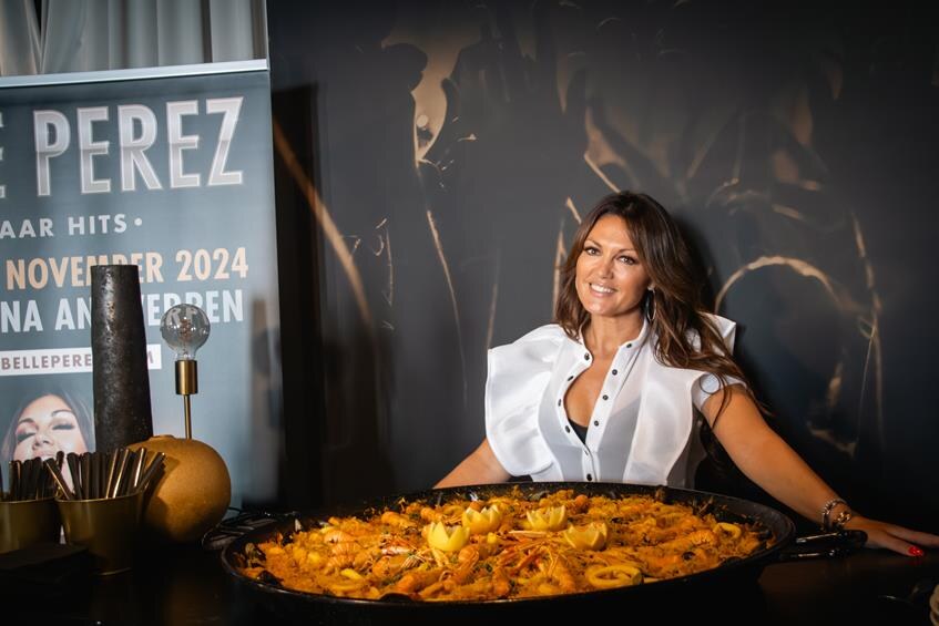 Belle Perez trakteert op paella en kondigt gastartiesten Jeroen Van der Boom en Natalia aan voor haar ’25 Jaar Hits’- concert in de Lotto Arena