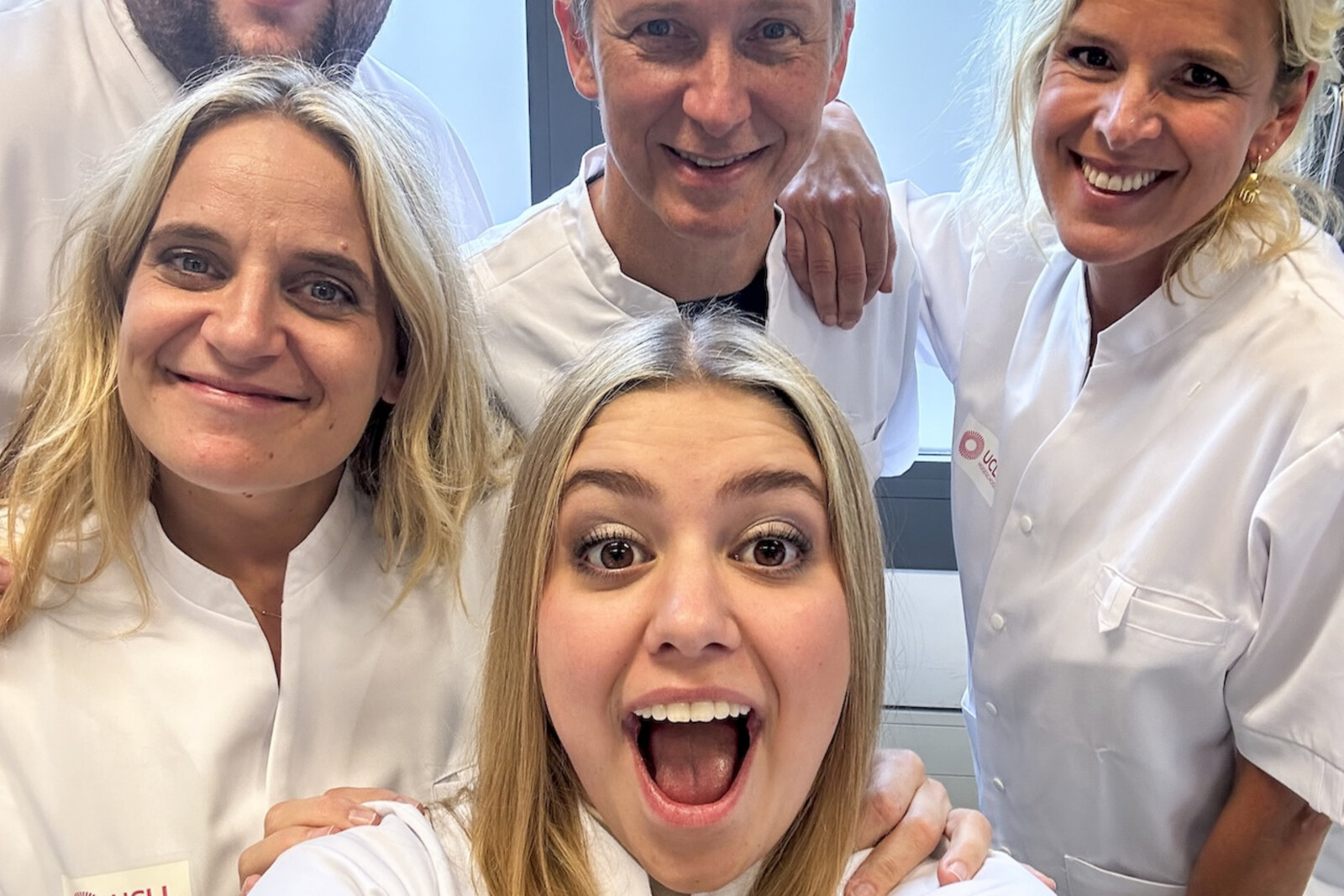 Ruth Beeckmans, Helmut Lotti, Zita Wauters, Manu Van Acker en Tine Embrechts zetten hun eerste stappen als stagiaires verpleegkunde