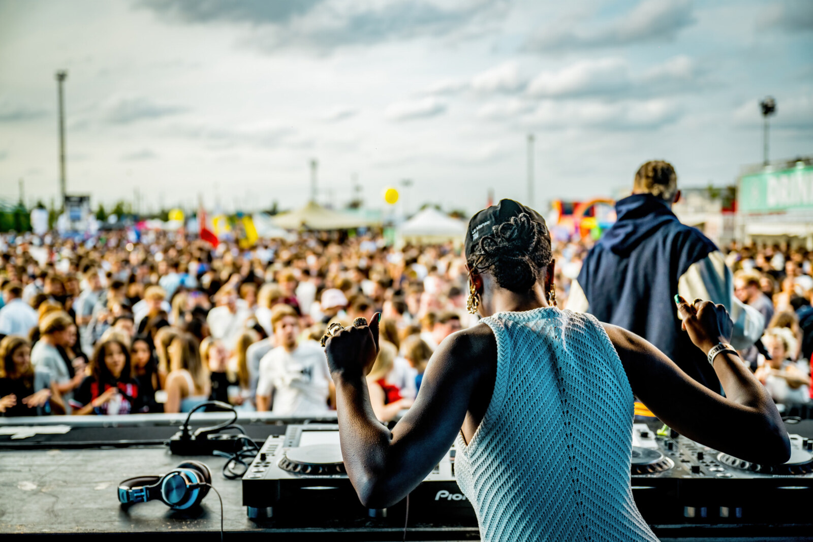 Antwerpse studenten zetten academiejaar feestelijk in tijdens ‘Powerup’ editie StuDay op Spoor Oost