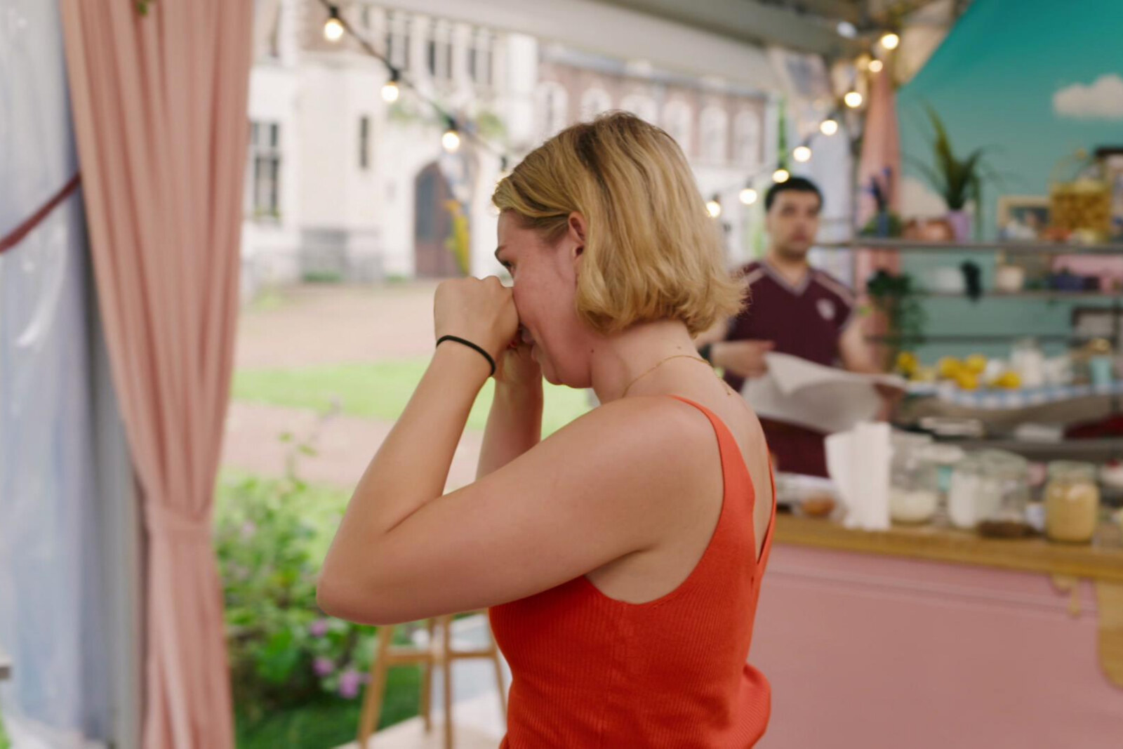 Tranen vloeien tijdens kwartfinale van Bake Off: "Ik ben helemaal mijn kluts kwijt en zwaar in paniek"