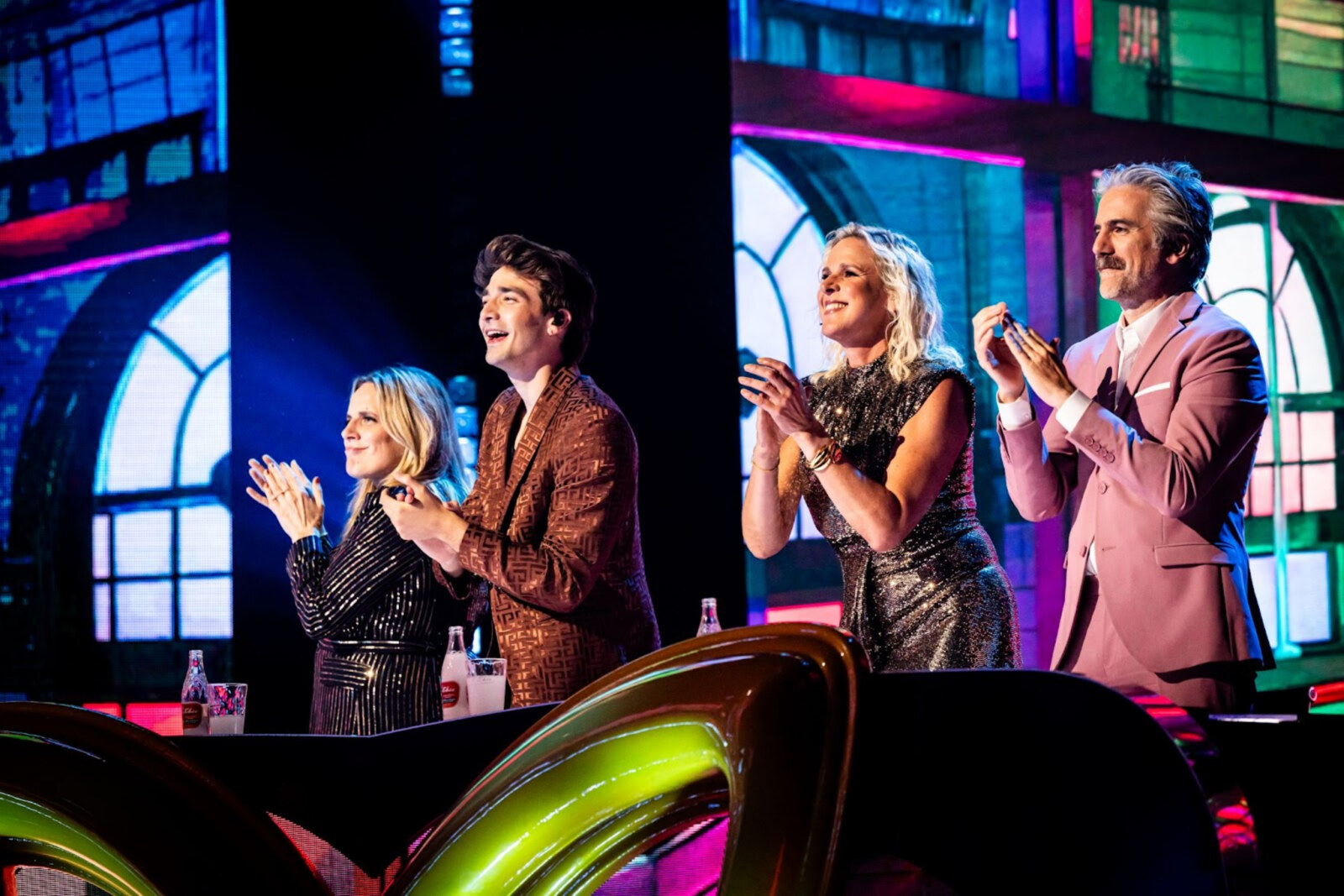 Een onverwachte gast, een extra pak en een onbekende stem: wie is de special guest in The Masked Singer?