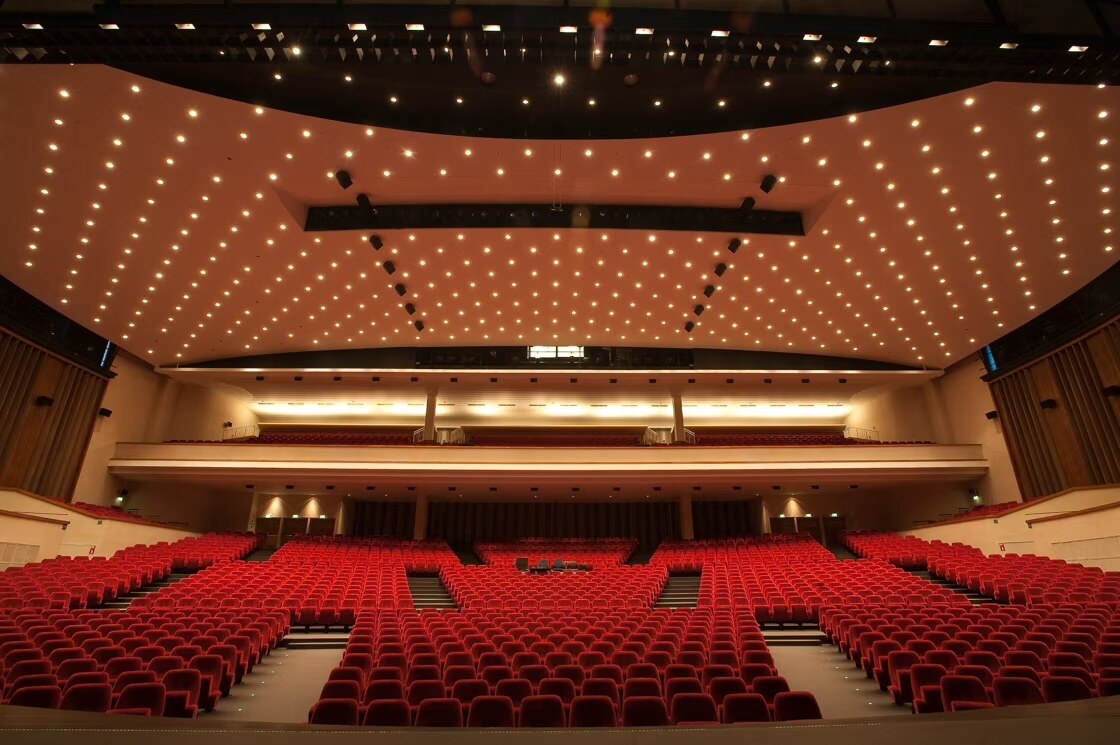 Kursaal Oostende neemt afscheid van iconische rode zeteltjes en start met grote renovatiewerken