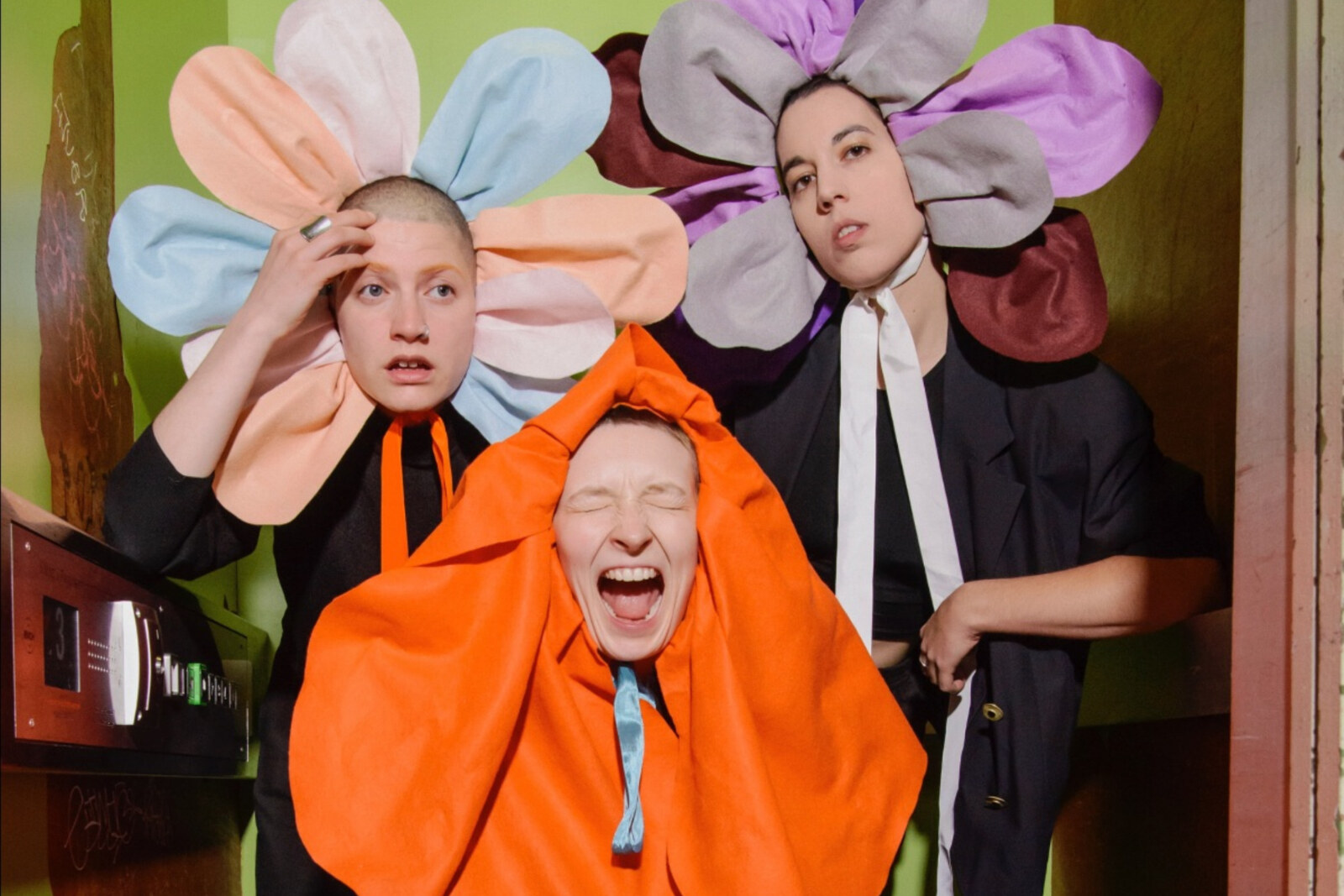 Cocon Javel release their debut single "Je m’adore”; their EP “Put All Your Money Into Therapy” will premiere on the 24.01.25!