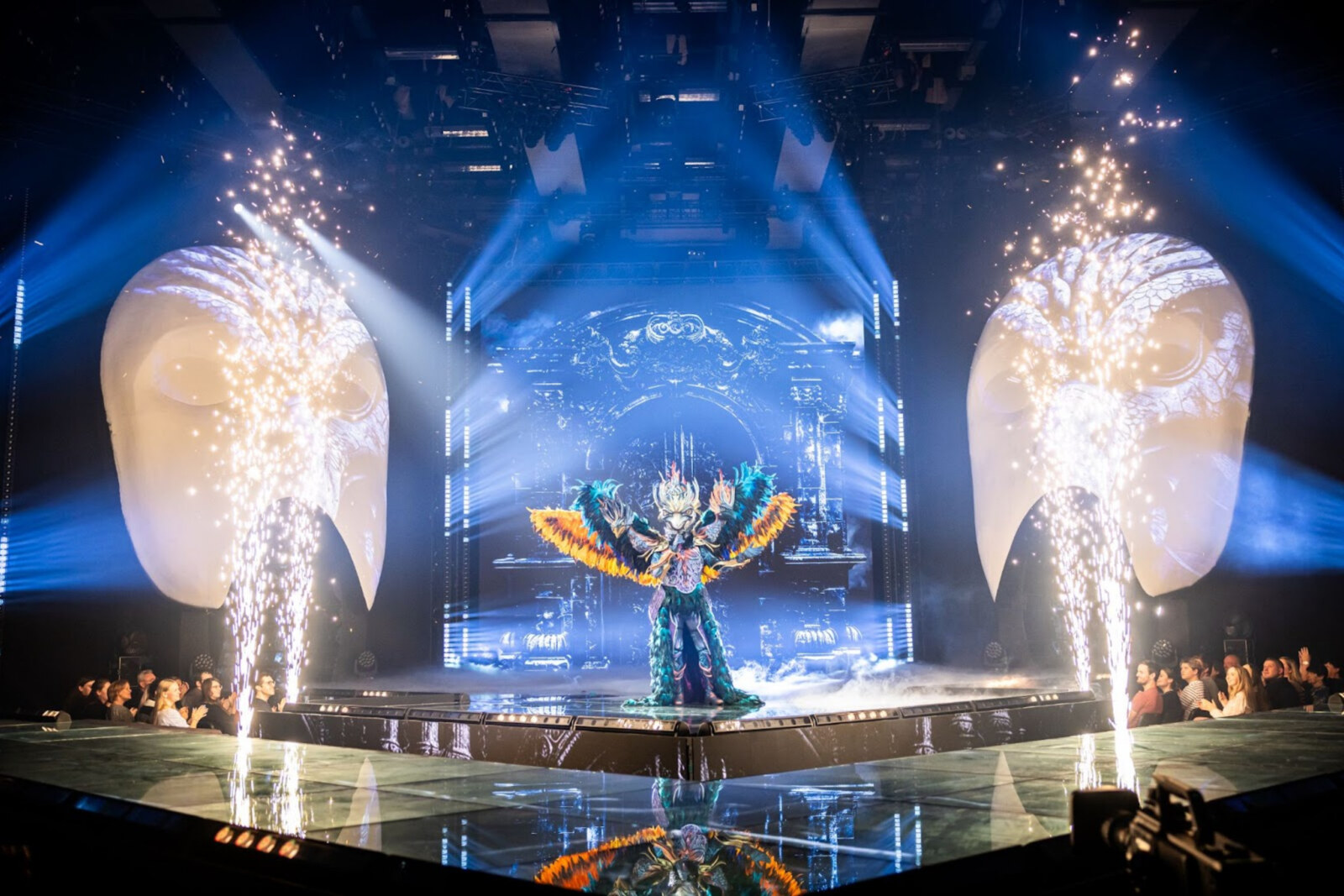 BANG! Feniks, Giraf, Labradoodle, Medusa, Poppemie, Space Babe & Scooter, Zebra en Zeeduivel smelten samen in The Big Bang van The Masked Singer