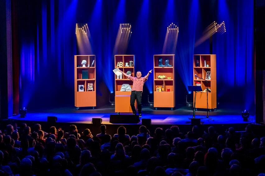 Herman Verbruggen krijgt staande ovatie bij première van zijn eerste zaalshow ‘kraM’