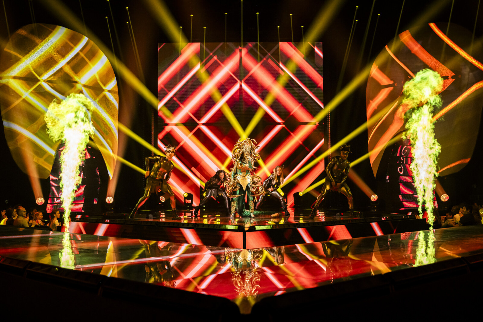Feniks, Medusa, Labradoodle of Poppemie: wie wordt vlak voor de finale ontmaskerd in The Masked Singer?