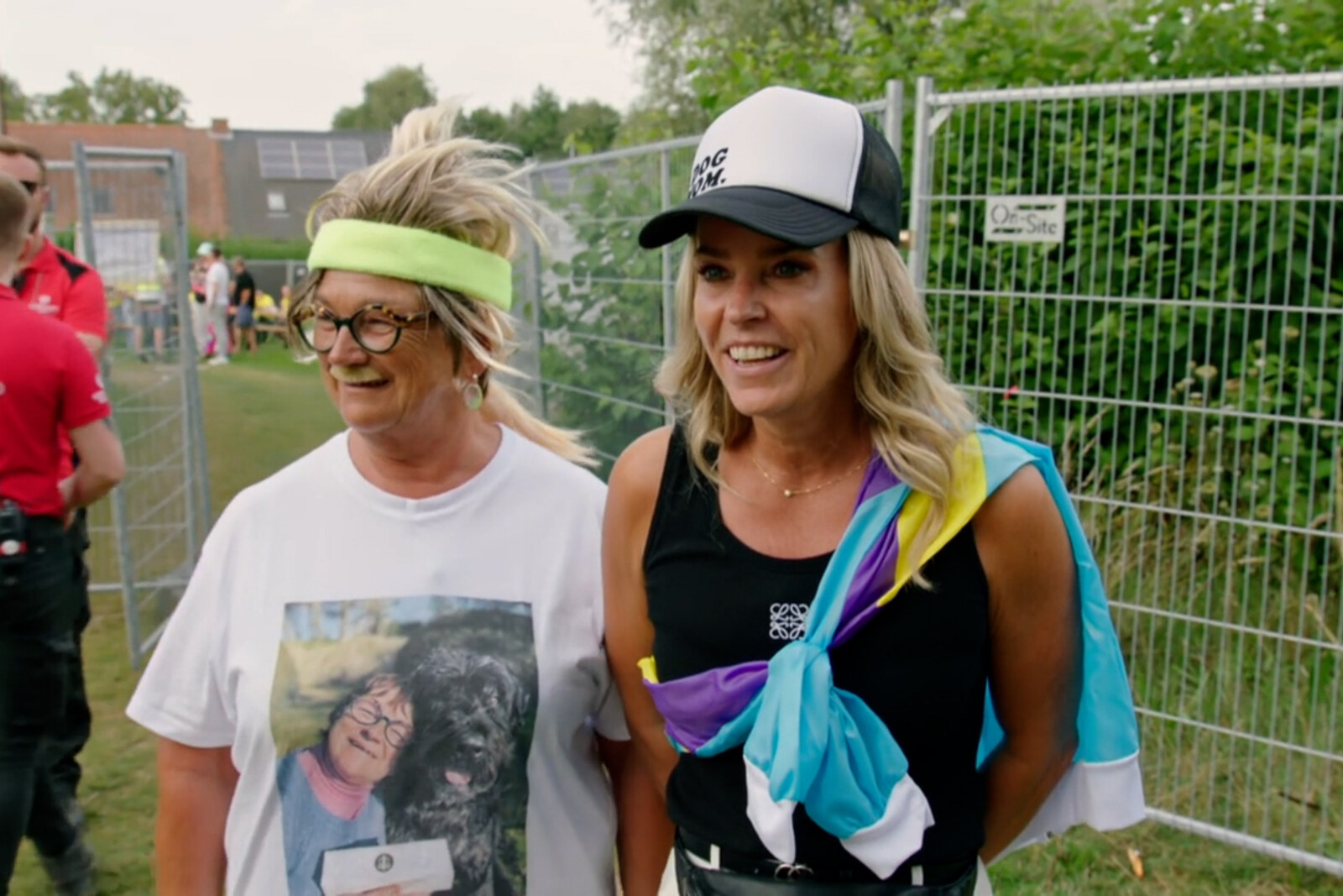 Martine steelt de show op Kamping Kitsch Club: "Opeens stond ze met Marie op het podium"